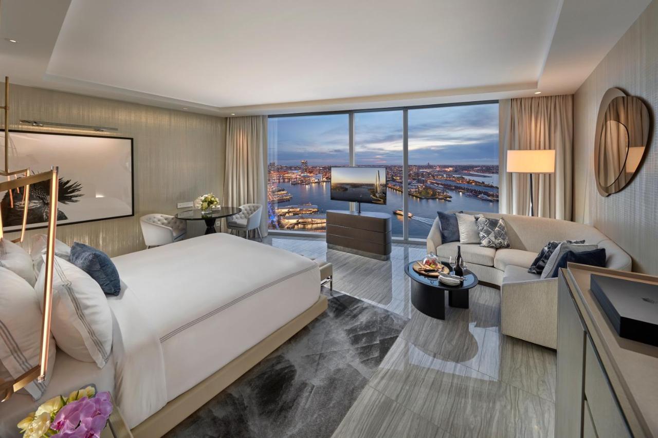 Crown Towers Sydney Hotell Eksteriør bilde A guest room at the Four Seasons Hotel