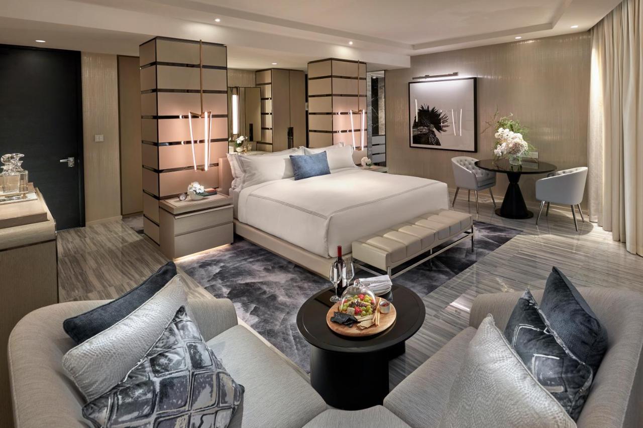 Crown Towers Sydney Hotell Eksteriør bilde A suite at The Ritz-Carlton, Hong Kong
