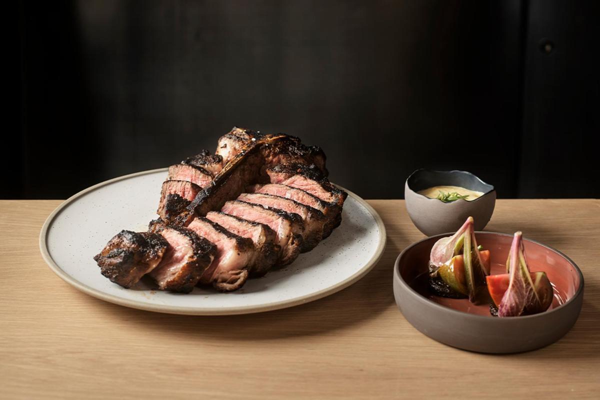 Crown Towers Sydney Hotell Eksteriør bilde A grilled steak