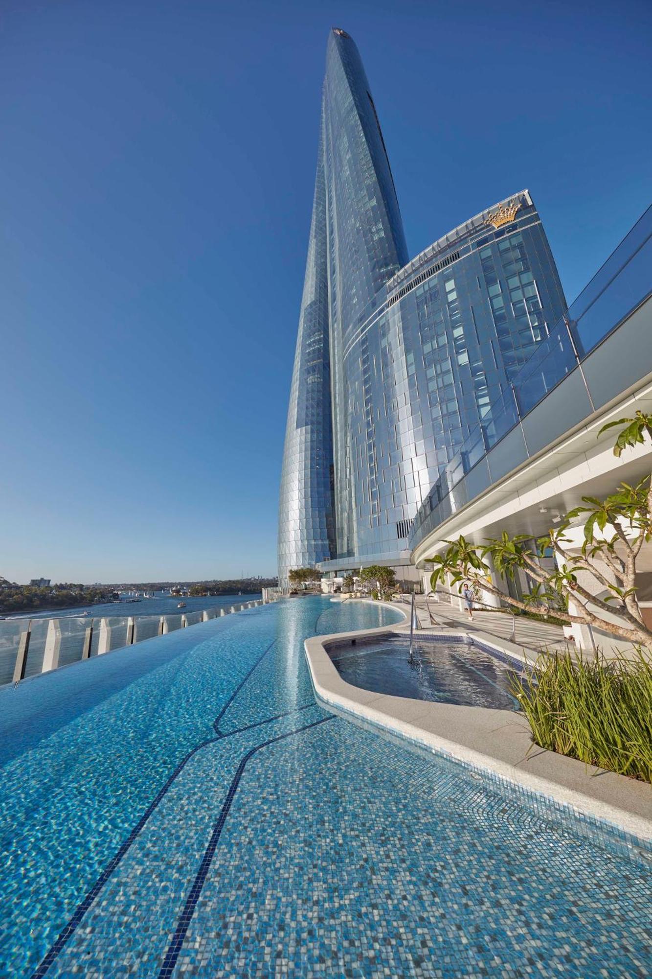 Crown Towers Sydney Hotell Eksteriør bilde The pool at the top of the tower